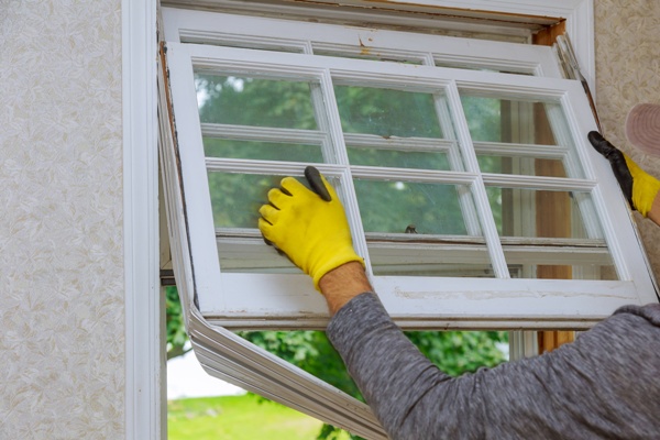 Workers preparing to master removes old wooden windows