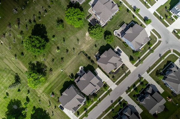 Aerial view of luxury homes in a neighborhood in Columbus suburbs.